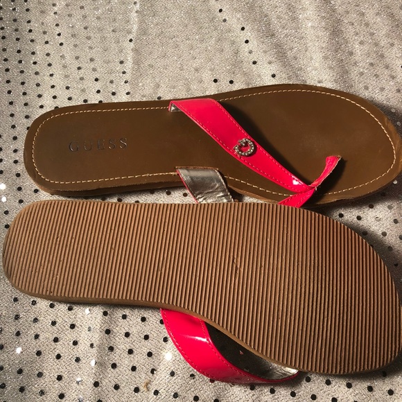 GUESS - Picture 2 of 2